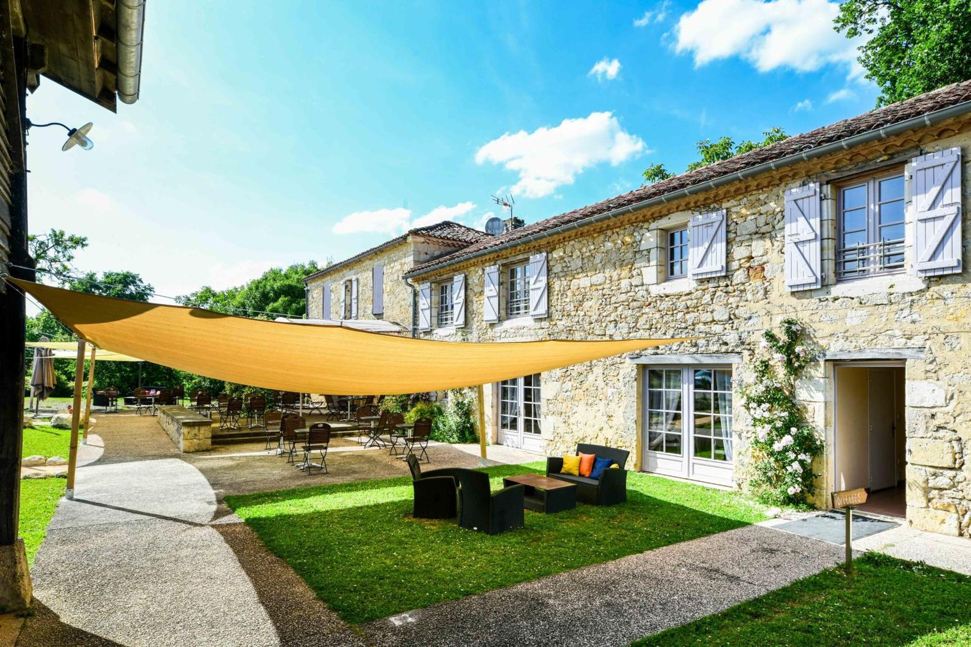 Logis L'Auberge De Larressingle Buitenkant foto